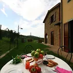 Apartment In Monte Del Lago Near Lake Trasimeno Hébergement de vacances *